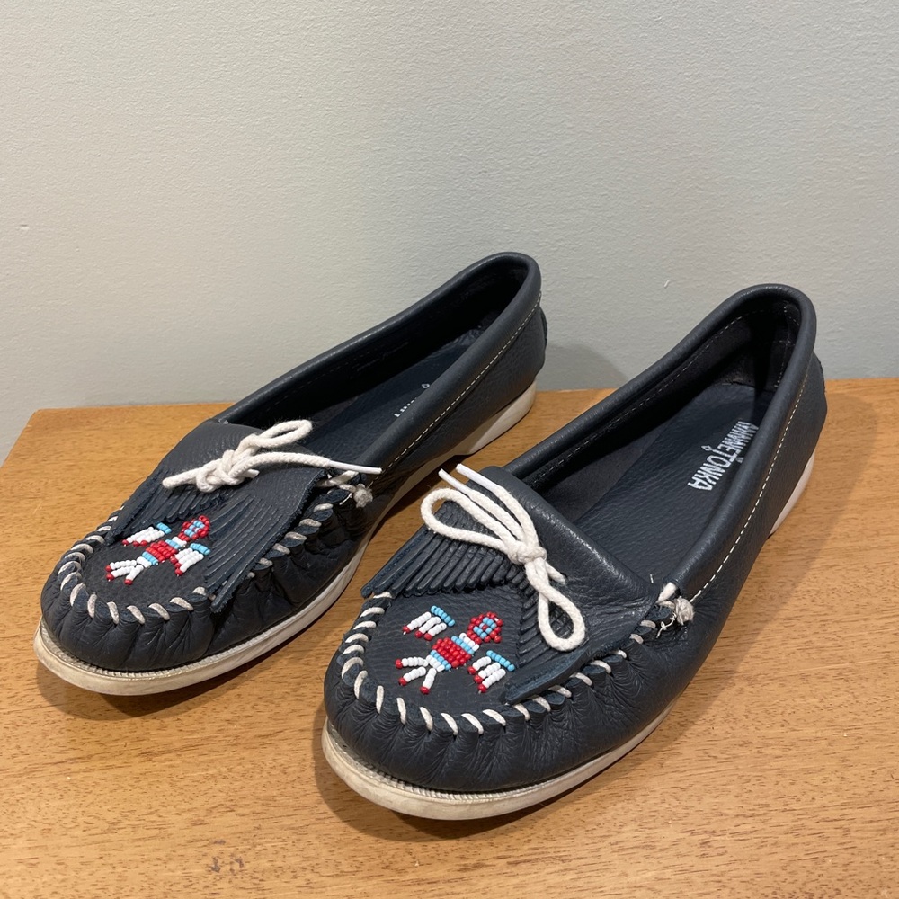 Minnetonka Thunderbird Beaded Boat Moccasins Size 10 Women’s Navy Blue Leather